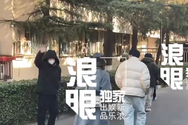 被黑人多p调教绑起来打屁股